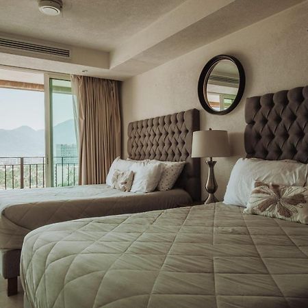 Grand Venetian Beachfront Condos Пуерто Валярта Екстериор снимка