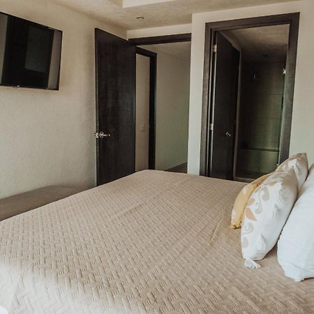 Grand Venetian Beachfront Condos Пуерто Валярта Екстериор снимка