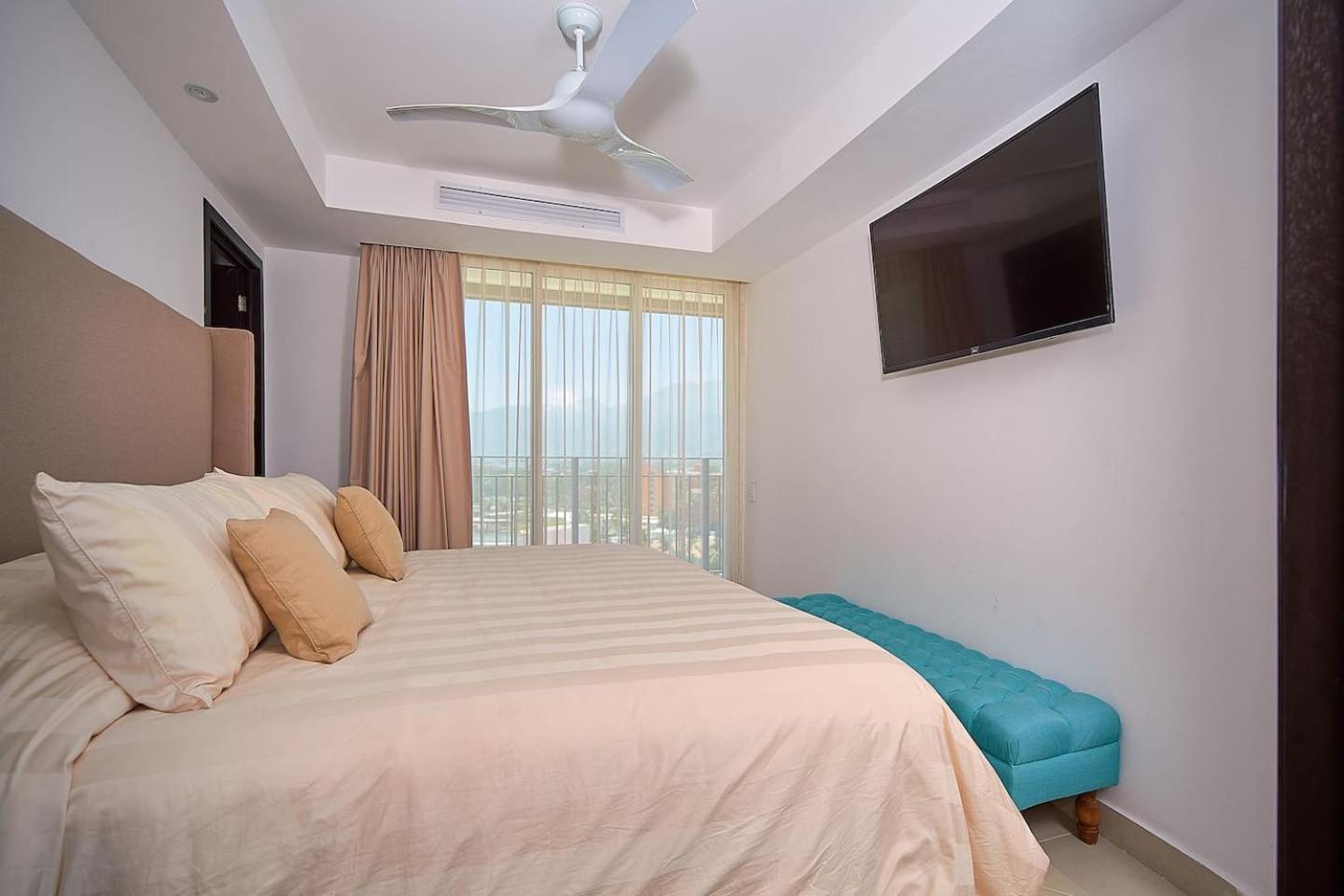 Grand Venetian Beachfront Condos Пуерто Валярта Екстериор снимка