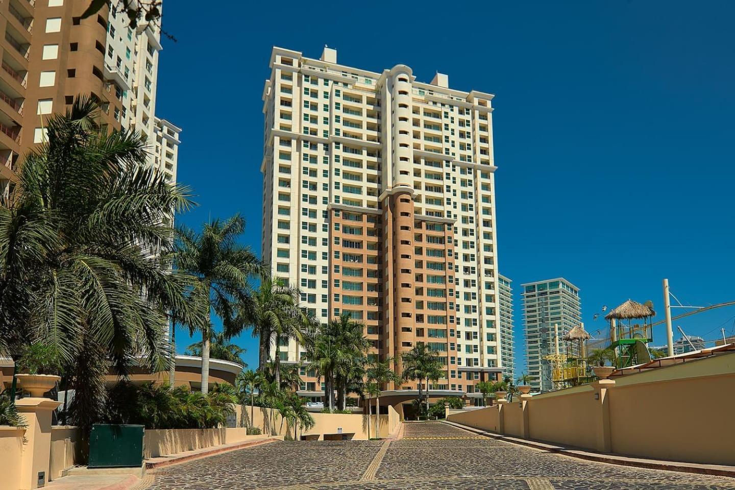 Grand Venetian Beachfront Condos Пуерто Валярта Екстериор снимка