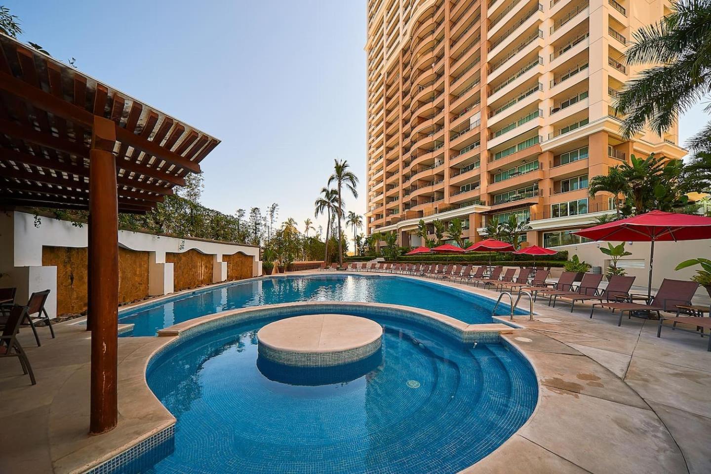 Grand Venetian Beachfront Condos Пуерто Валярта Екстериор снимка