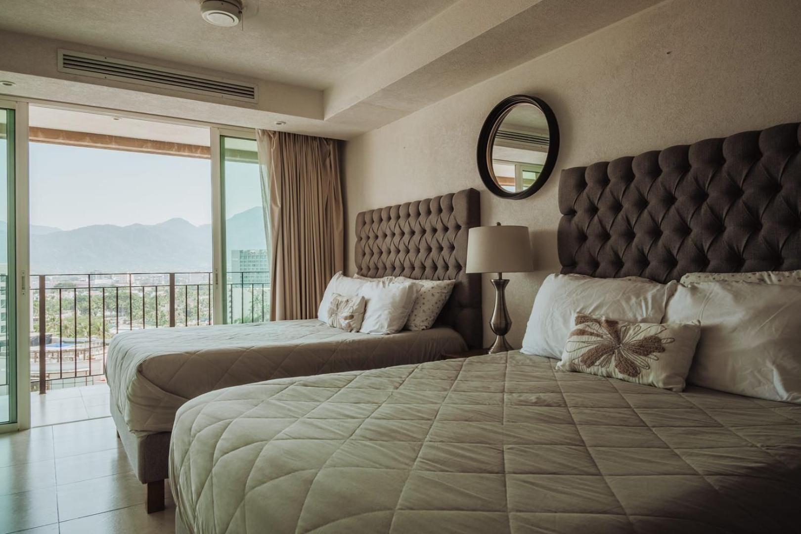 Grand Venetian Beachfront Condos Пуерто Валярта Екстериор снимка