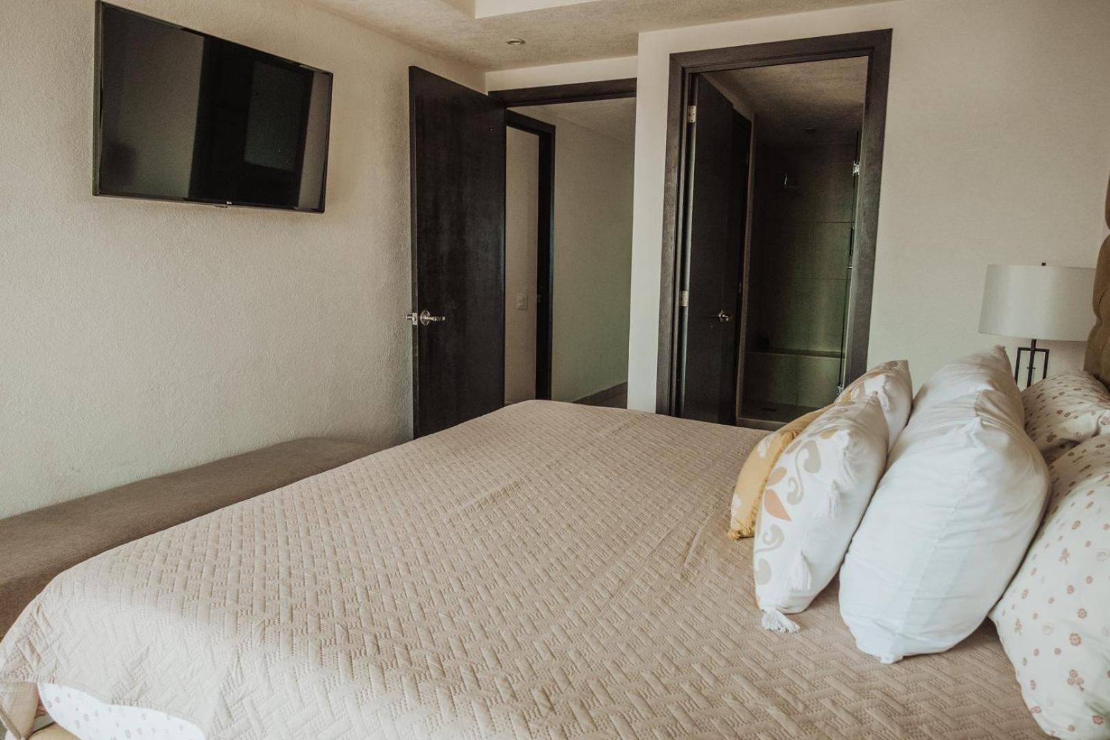Grand Venetian Beachfront Condos Пуерто Валярта Екстериор снимка