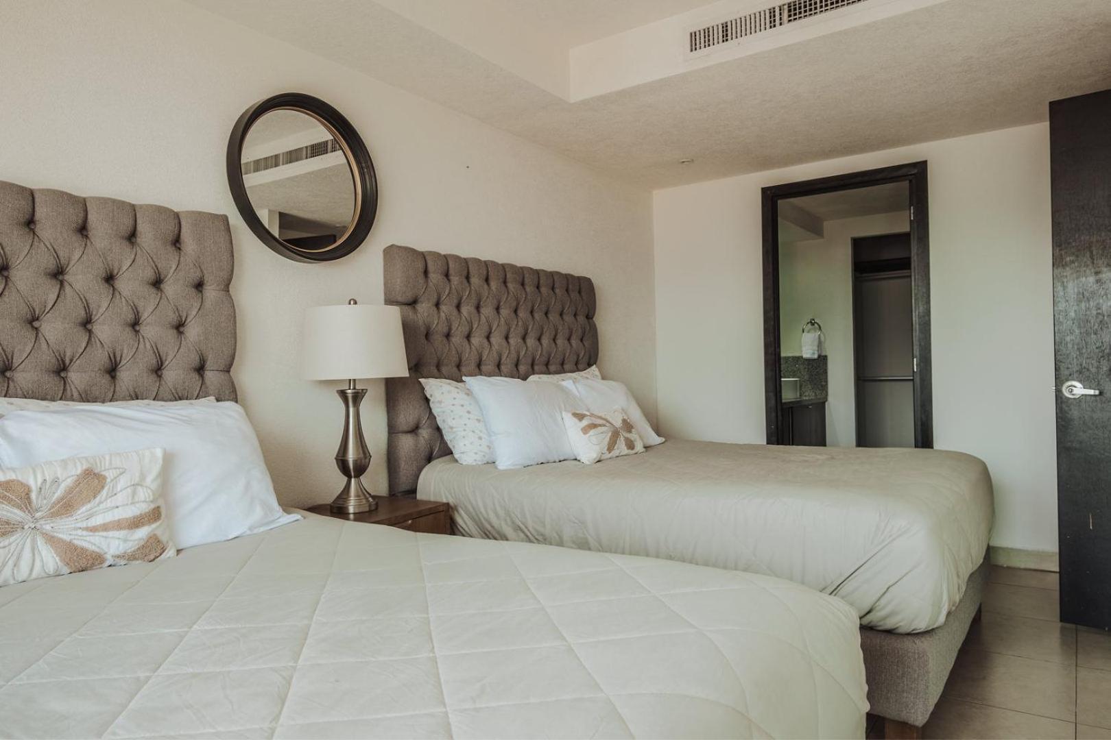 Grand Venetian Beachfront Condos Пуерто Валярта Екстериор снимка