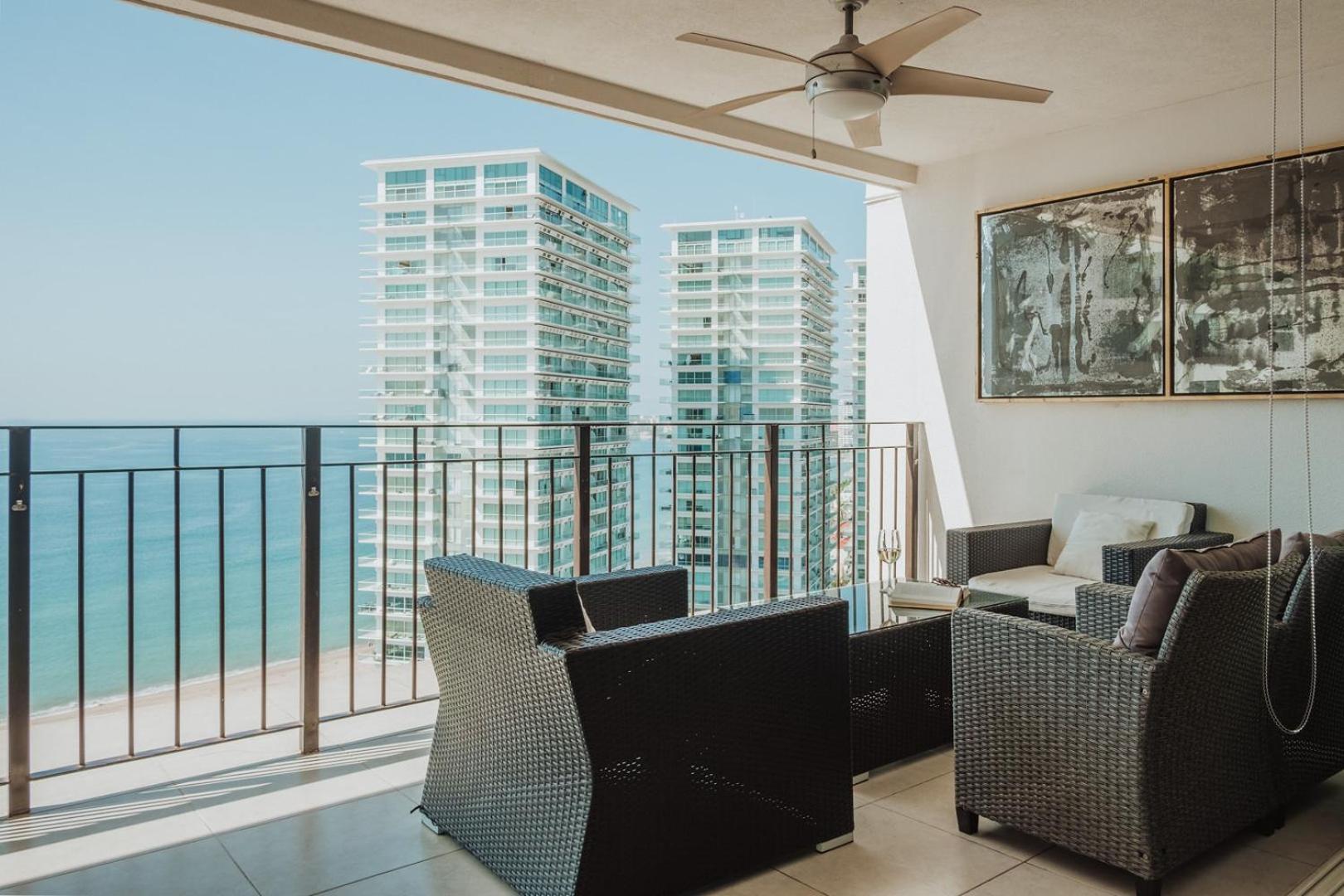 Grand Venetian Beachfront Condos Пуерто Валярта Екстериор снимка