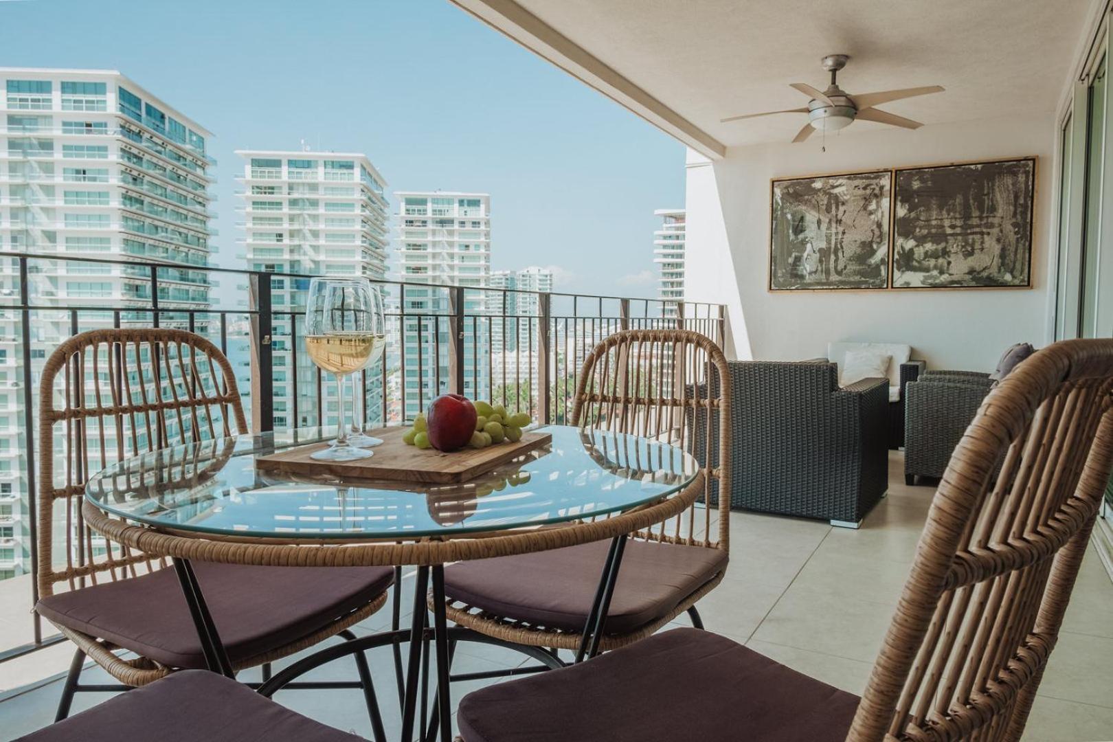 Grand Venetian Beachfront Condos Пуерто Валярта Екстериор снимка