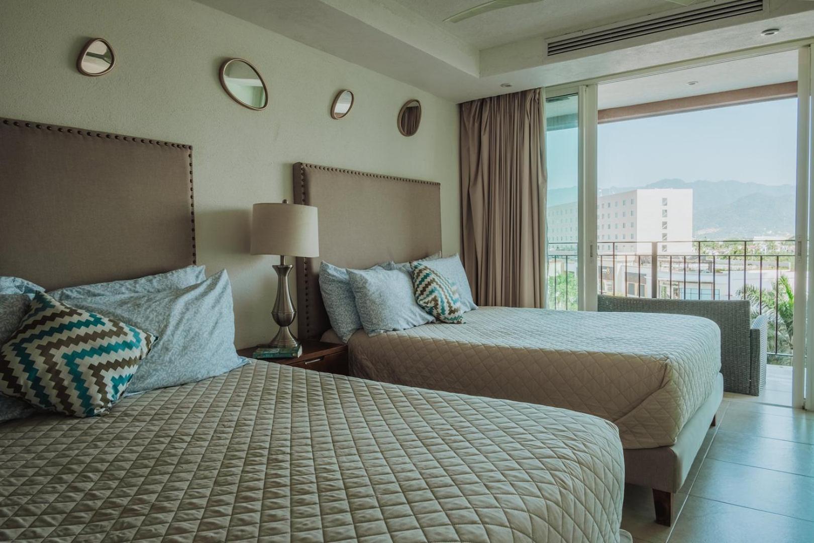 Grand Venetian Beachfront Condos Пуерто Валярта Екстериор снимка