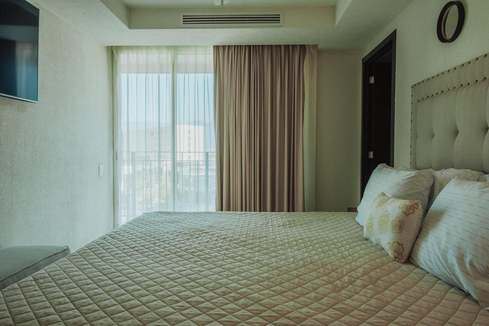 Grand Venetian Beachfront Condos Пуерто Валярта Екстериор снимка
