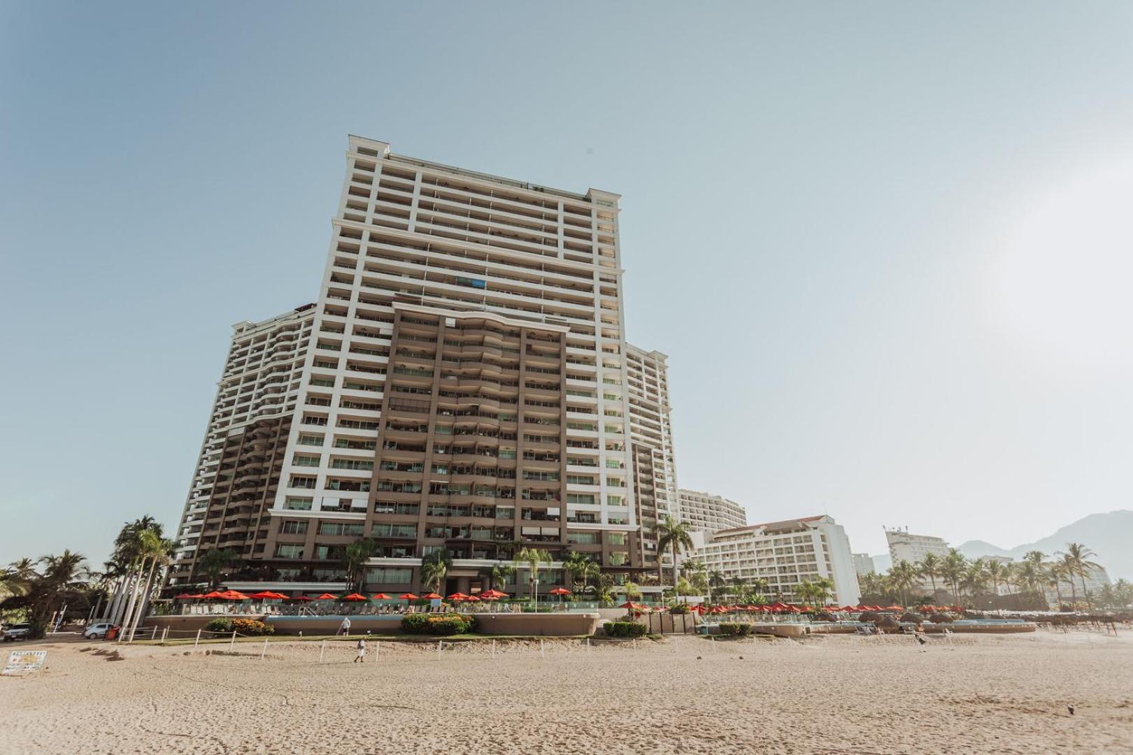 Grand Venetian Beachfront Condos Пуерто Валярта Екстериор снимка
