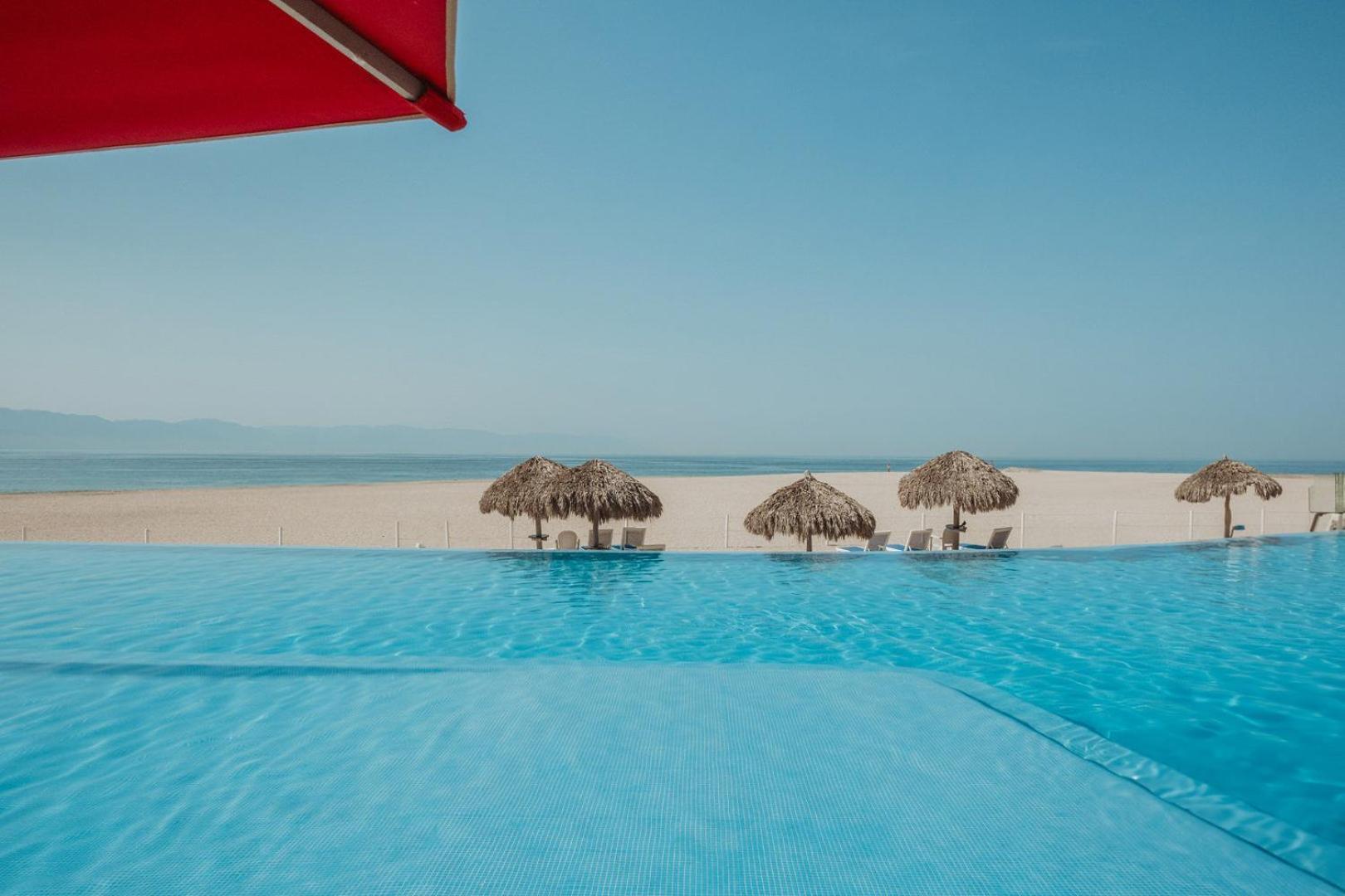 Grand Venetian Beachfront Condos Пуерто Валярта Екстериор снимка