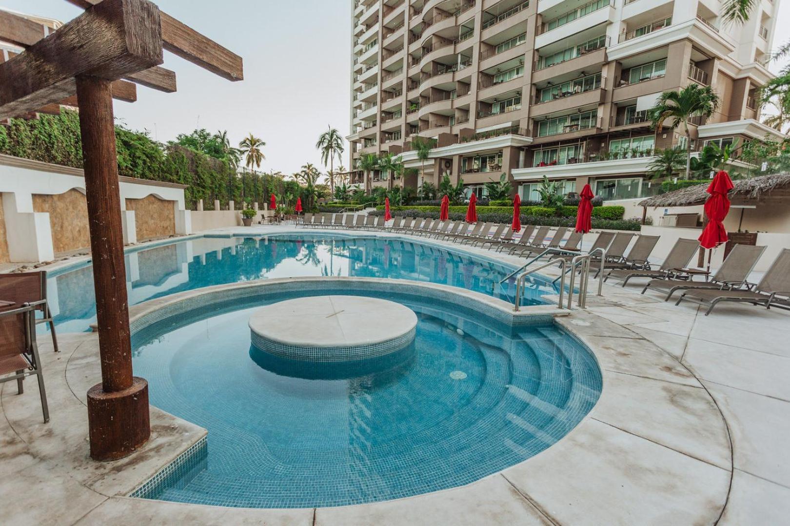 Grand Venetian Beachfront Condos Пуерто Валярта Екстериор снимка