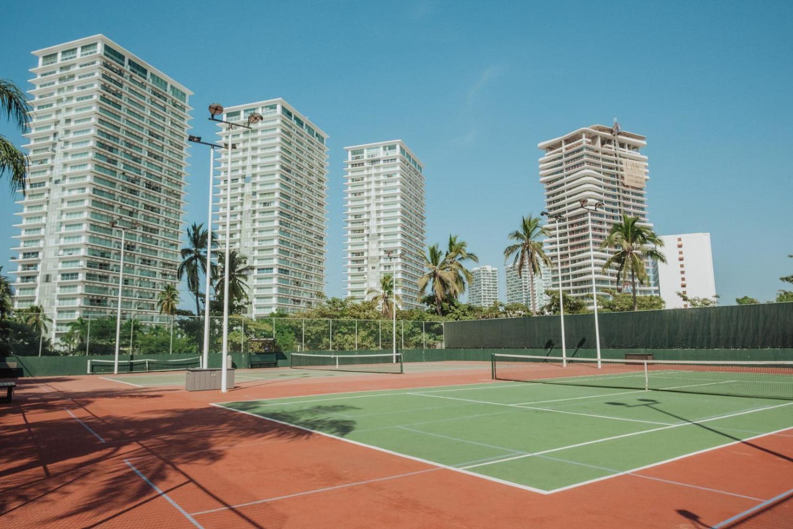 Grand Venetian Beachfront Condos Пуерто Валярта Екстериор снимка