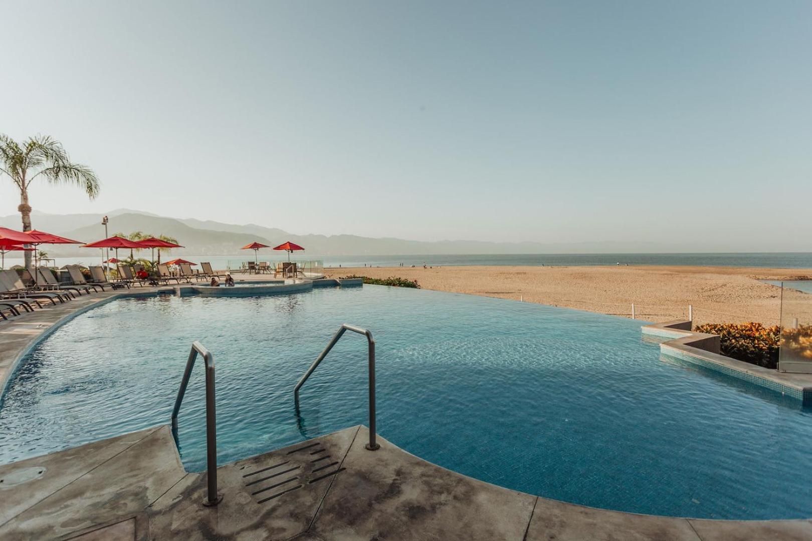 Grand Venetian Beachfront Condos Пуерто Валярта Екстериор снимка