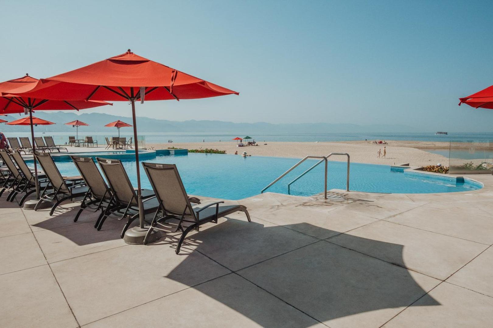 Grand Venetian Beachfront Condos Пуерто Валярта Екстериор снимка