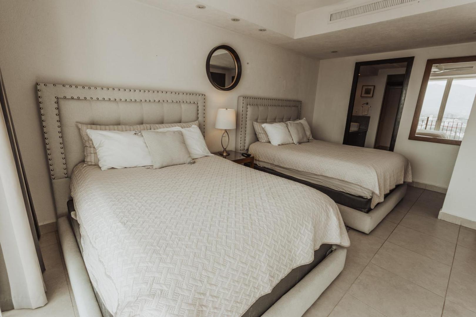 Grand Venetian Beachfront Condos Пуерто Валярта Екстериор снимка