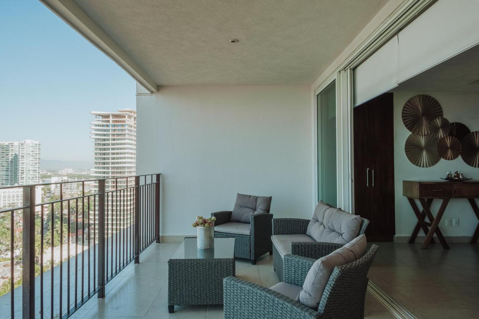 Grand Venetian Beachfront Condos Пуерто Валярта Екстериор снимка