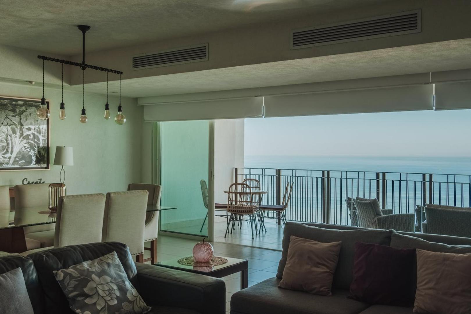 Grand Venetian Beachfront Condos Пуерто Валярта Екстериор снимка
