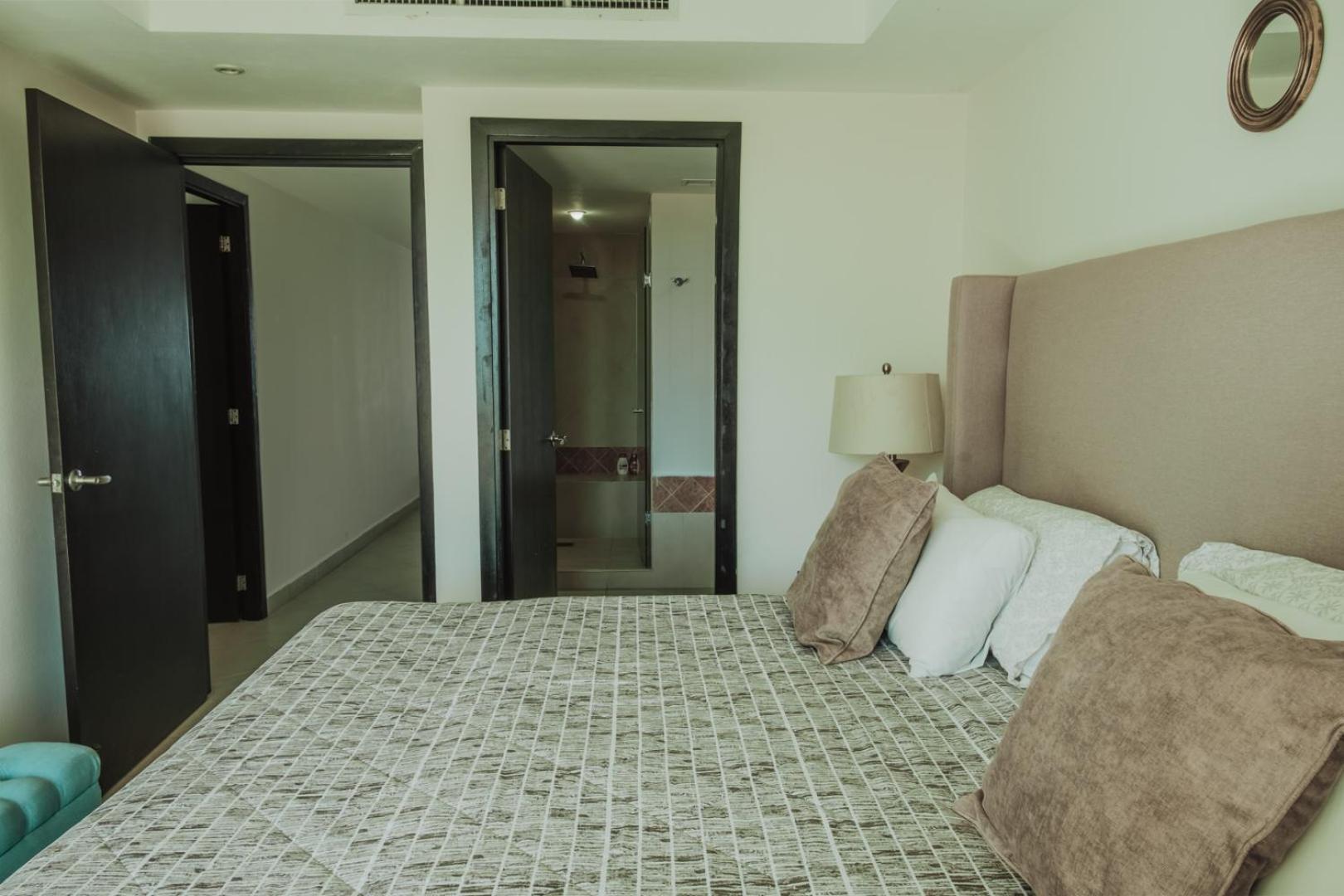 Grand Venetian Beachfront Condos Пуерто Валярта Екстериор снимка