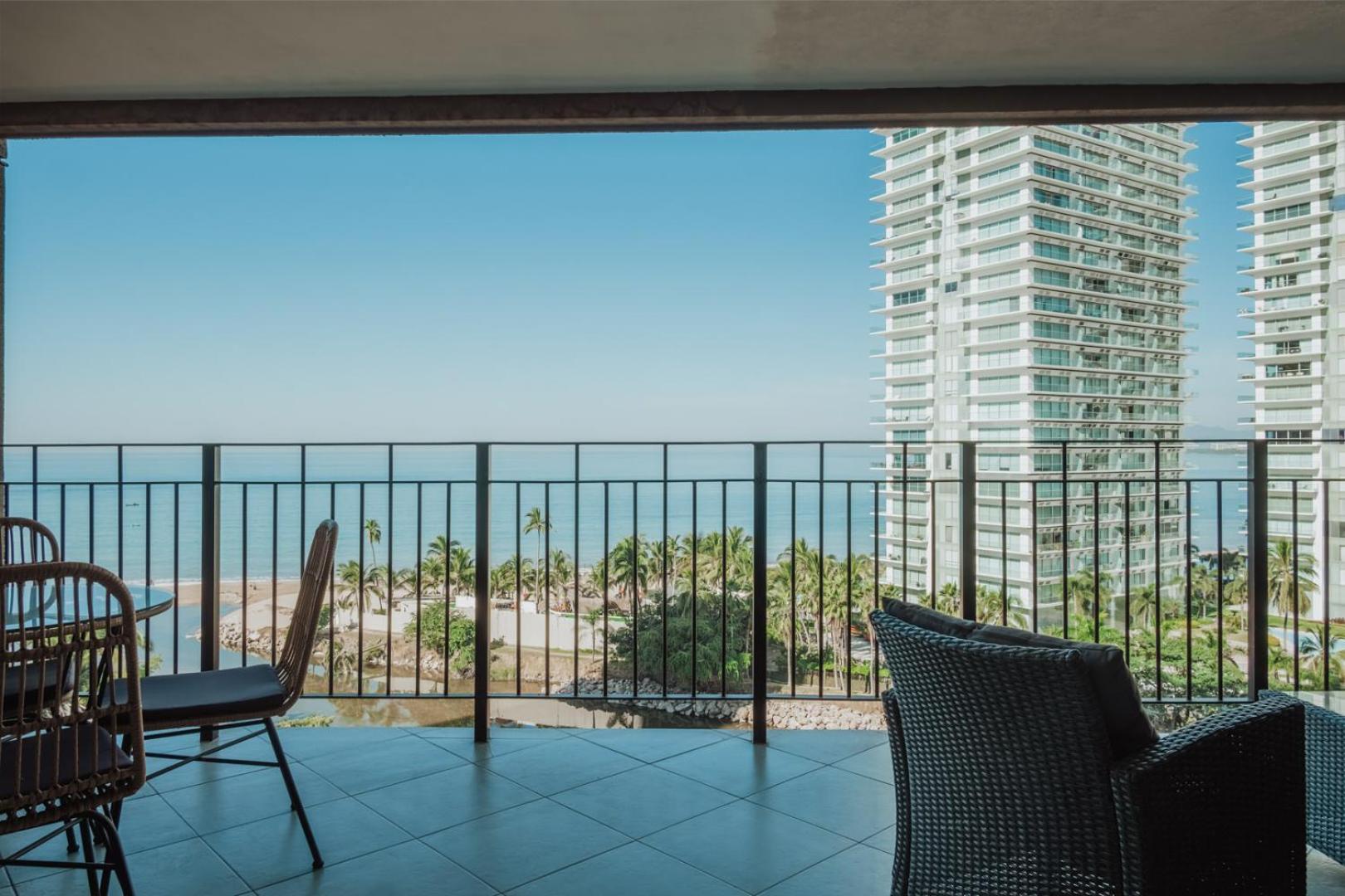 Grand Venetian Beachfront Condos Пуерто Валярта Екстериор снимка